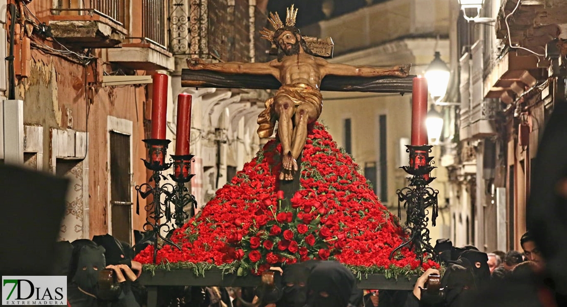 El Silencio de San Roque procesiona la madrugada del Viernes Santo en Badajoz