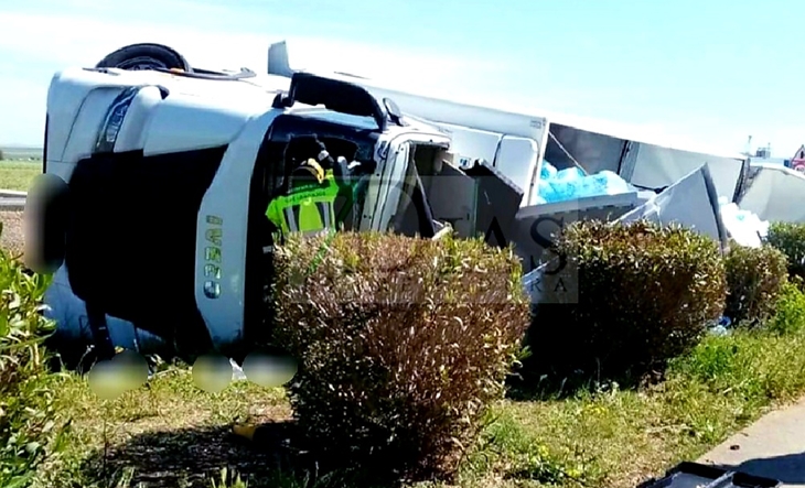 Bomberos del CPEI excarcelan al conductor de un camión en un accidente en Azuaga (BA)