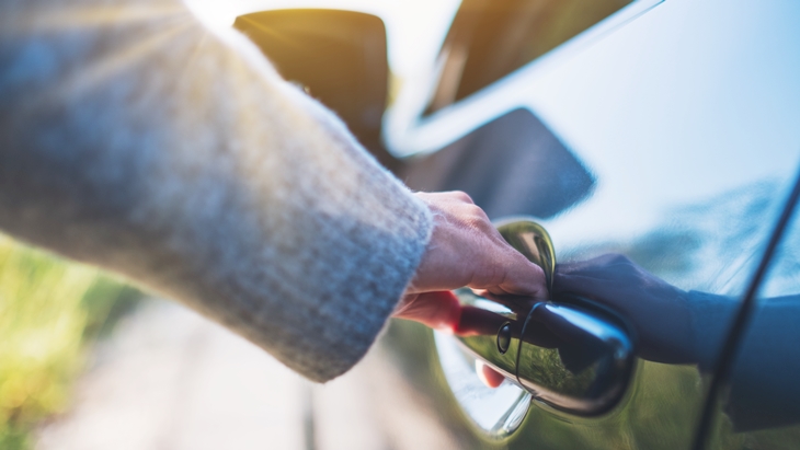 No abrir la puerta del coche &#39;a la holandesa&#39; puede ser motivo de multa