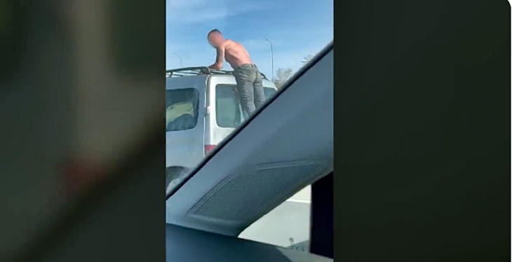 Detienen a un conductor por llevar a un hombre semidesnudo agarrado al exterior de su vehículo