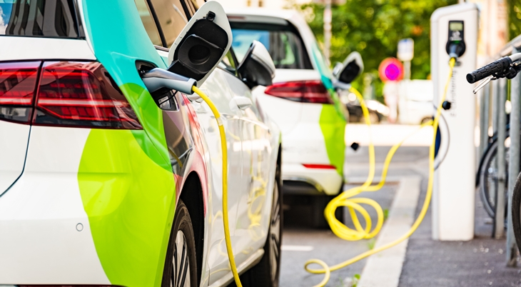 En España circulan 674.000 coches híbridos y eléctricos