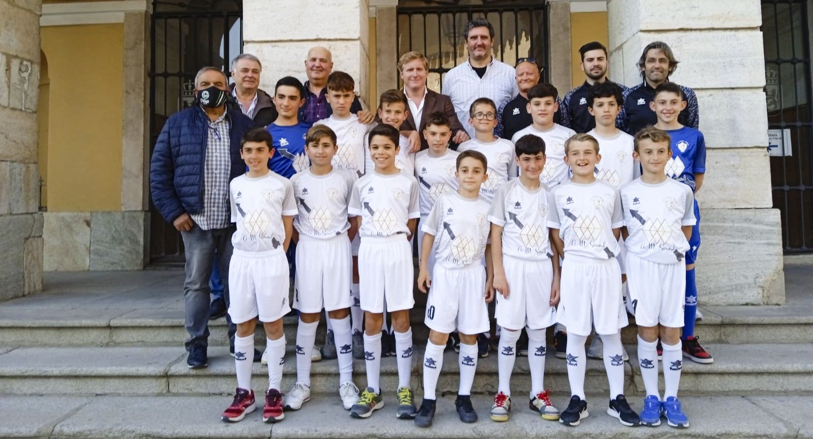 El alcalde de Badajoz recibe a los alevines del Flecha Negra