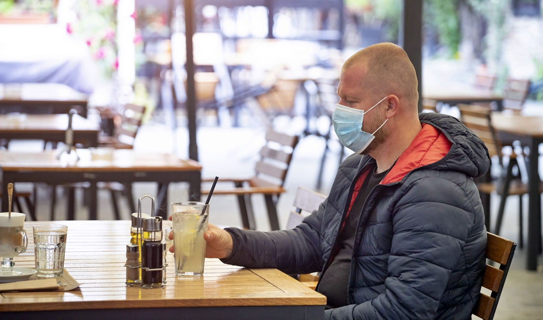 Estudian eliminar la mascarilla en interiores esta Semana Santa