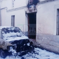 El incendio en un coche alcanza una vivienda en Fuenlabrada de Los Montes (BA)