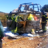 Un incendio calcina un vehículo en la EX-110 (BA)