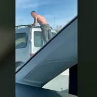 Detienen a un conductor por llevar a un hombre semidesnudo agarrado al exterior de su vehículo