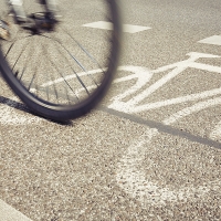Multa de 200 euros por aparcar o parar en el carril bici
