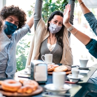 Recomiendan que mayores de 60 años y enfermos crónicos sigan llevando mascarilla en interiores