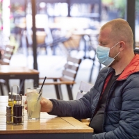 Estudian eliminar la mascarilla en interiores esta Semana Santa