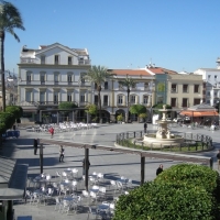 Un joven en estado crítico tras caer de un balcón en la Plaza de España de Mérida