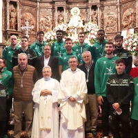 El Cáceres Patrimonio realiza una ofrenda floral con los Playoff en mente