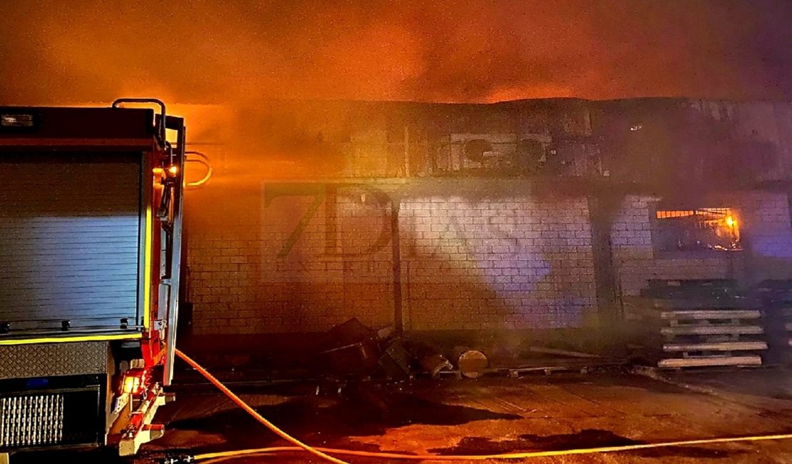 Grave incendio en una nave del polígono industrial de Zafra