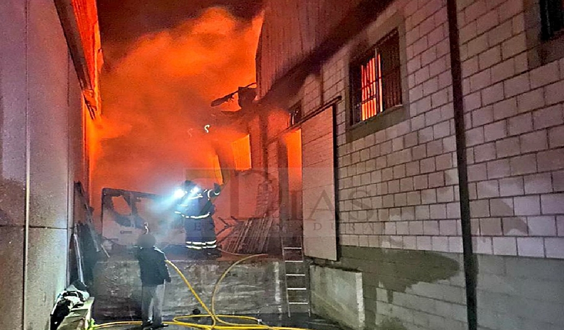 Grave incendio en una nave del polígono industrial de Zafra