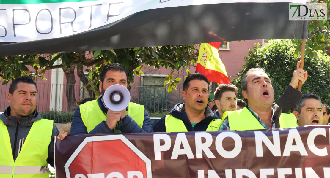 REPOR - Transportistas se manifiestan frente a Delegación del Gobierno en Badajoz