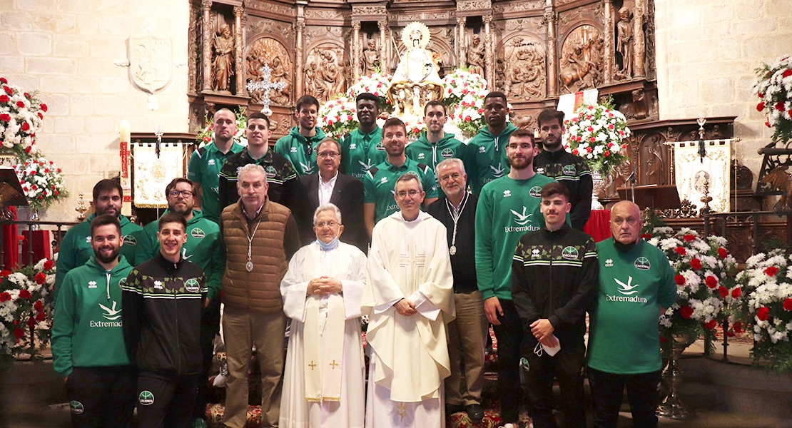 El Cáceres Patrimonio realiza una ofrenda floral con los Playoff en mente