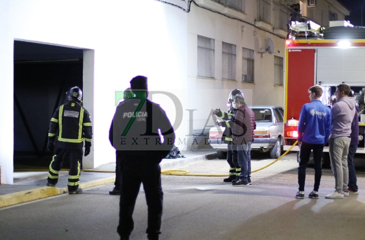 El incendio de un garaje sorprende a los vecinos de Talavera La Real (BA)