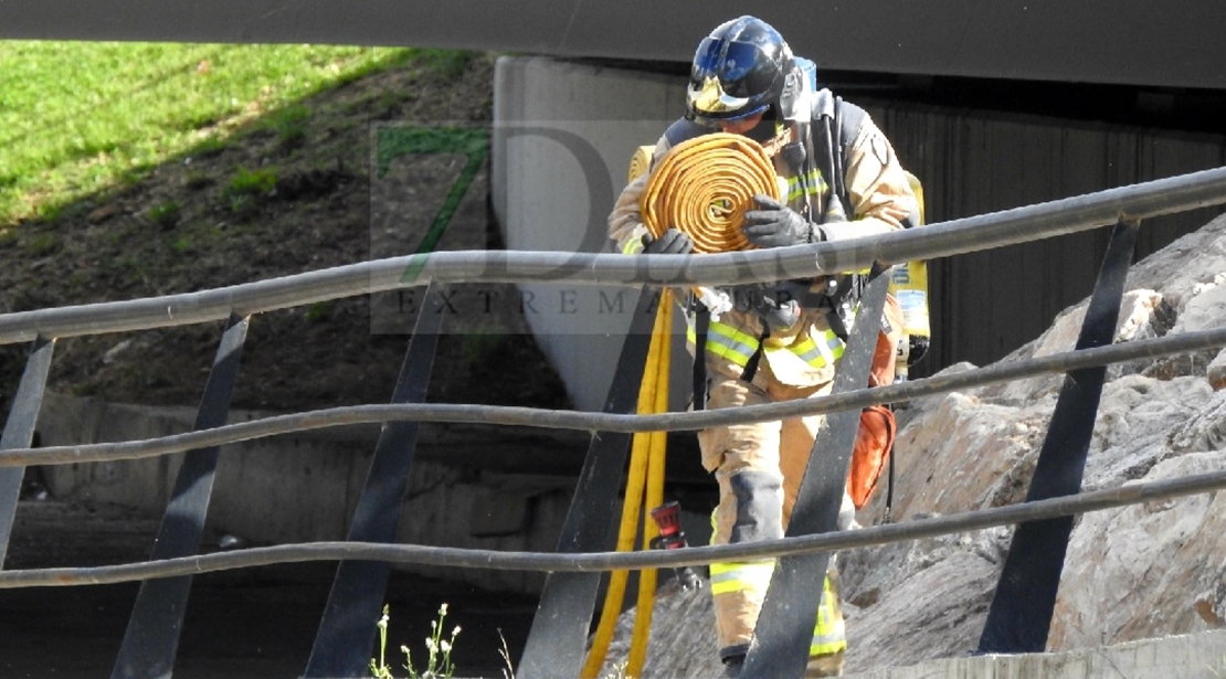 Un incendio calcina una barraca ubicada debajo del Puente de Rivillas