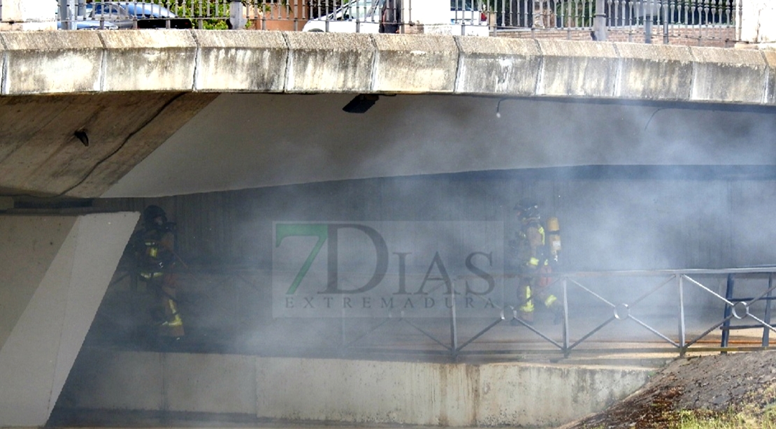 Un incendio calcina una barraca ubicada debajo del Puente de Rivillas