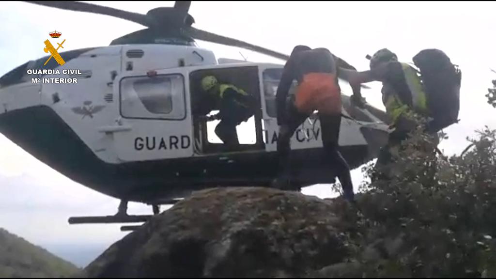 VÍDEO - Así fue el complicado rescate de un hombre en La Vera (CC) el lunes