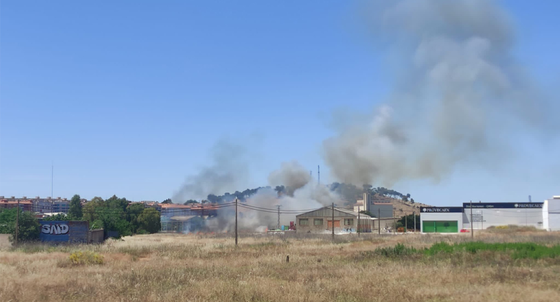 Dos heridos en la extinción de un incendio en Cáceres