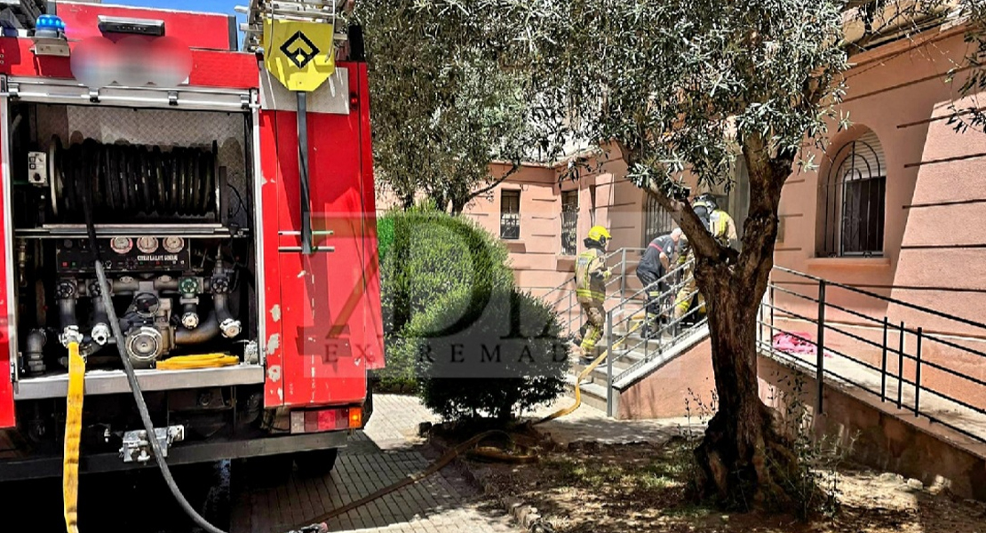 Bomberos y Policías intervienen en un incendio de vivienda en el centro de Badajoz