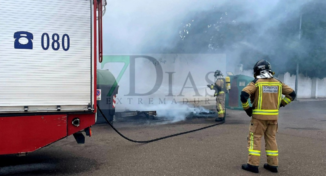 Bomberos de Badajoz actúan en un incendio en la barriada de San Fernando