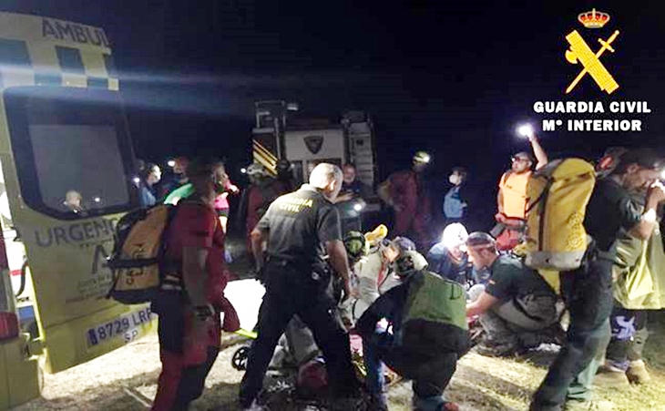 Amplio rescate de 18 horas para rescatar a una mujer del interior de una cueva