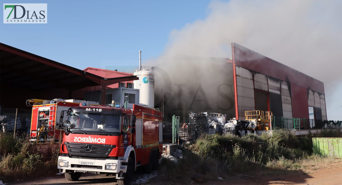Gran incendio en una planta de residuos de Lobón (BA)
