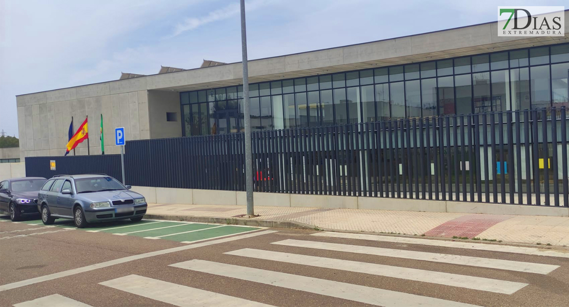 El colegio más grande de Extremadura no tiene plazas para todos los niños del barrio