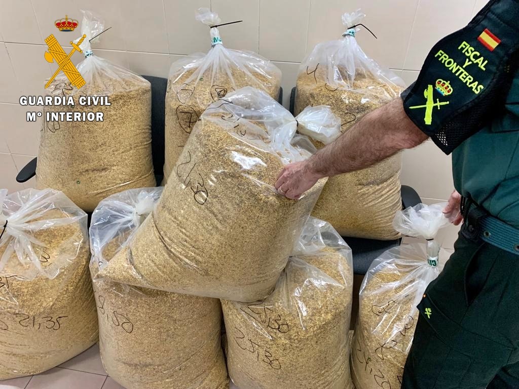 Dos pacenses cometen una infracción y al pararlos descubren 197 kg de tabaco en su coche