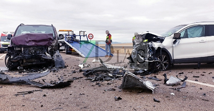 Un violento choque frontal deja varios heridos en la N-432