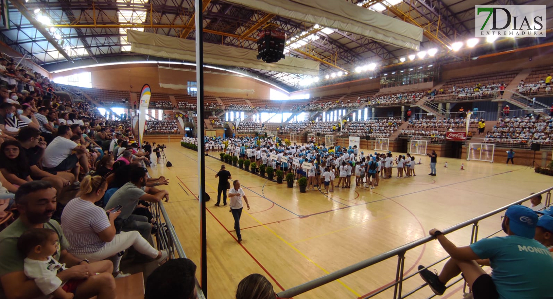 Los más pequeños y sus familiares disfrutan de la clausura de las escuelas deportivas de la FMD