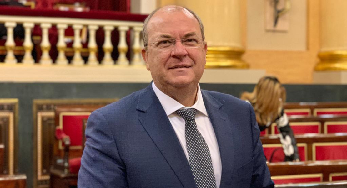 Monago pregunta al Gobierno cómo va a evitar que se queden plazas MIR sin cubrir