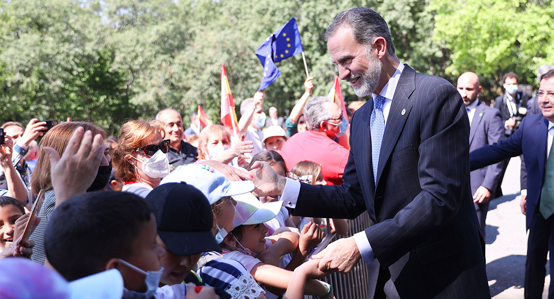 Felipe VI es recibido con gritos de “viva el Rey” antes de la entrega del Premio Carlos V