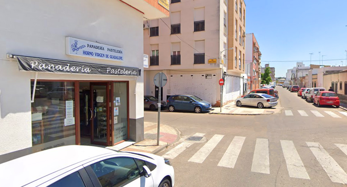 Utiliza una alcantarilla para romper el escaparate y robar en una panadería de Badajoz