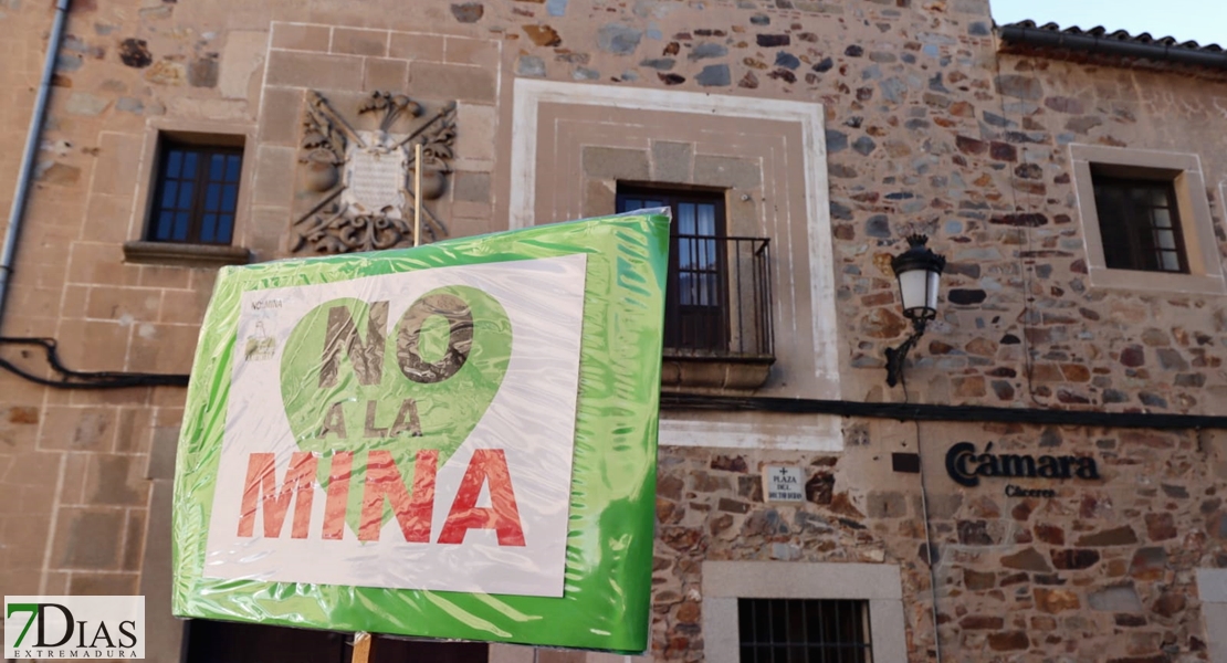 300 personas expresan su “No a la Mina” en las calles de Cáceres