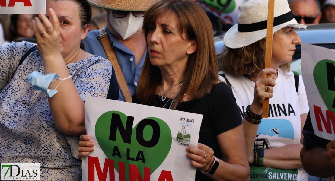 300 personas expresan su “No a la Mina” en las calles de Cáceres