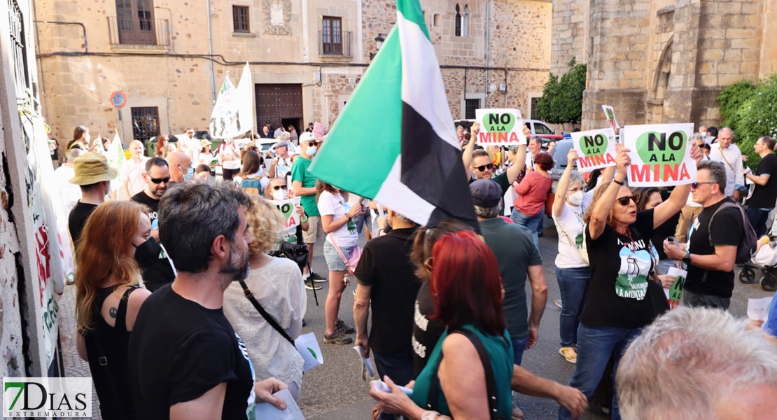 300 personas expresan su “No a la Mina” en las calles de Cáceres