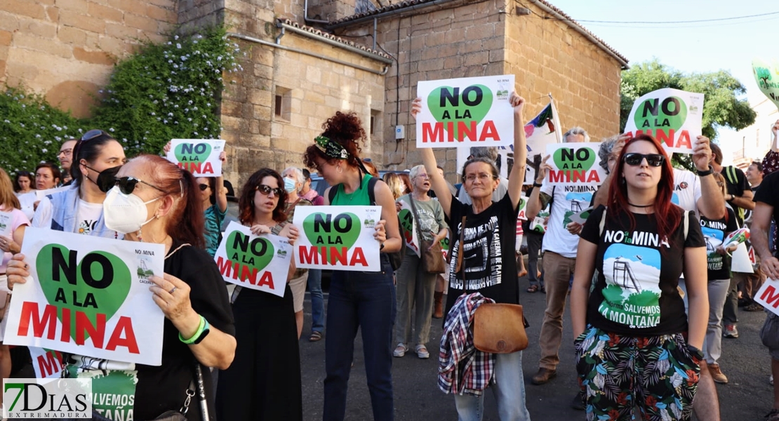 300 personas expresan su “No a la Mina” en las calles de Cáceres