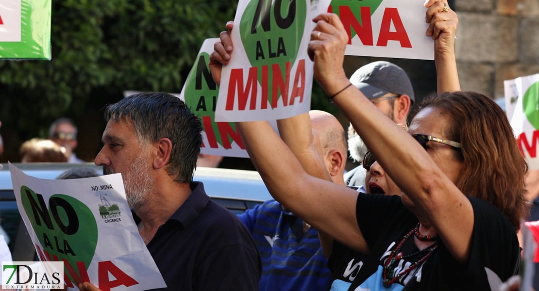 300 personas expresan su “No a la Mina” en las calles de Cáceres