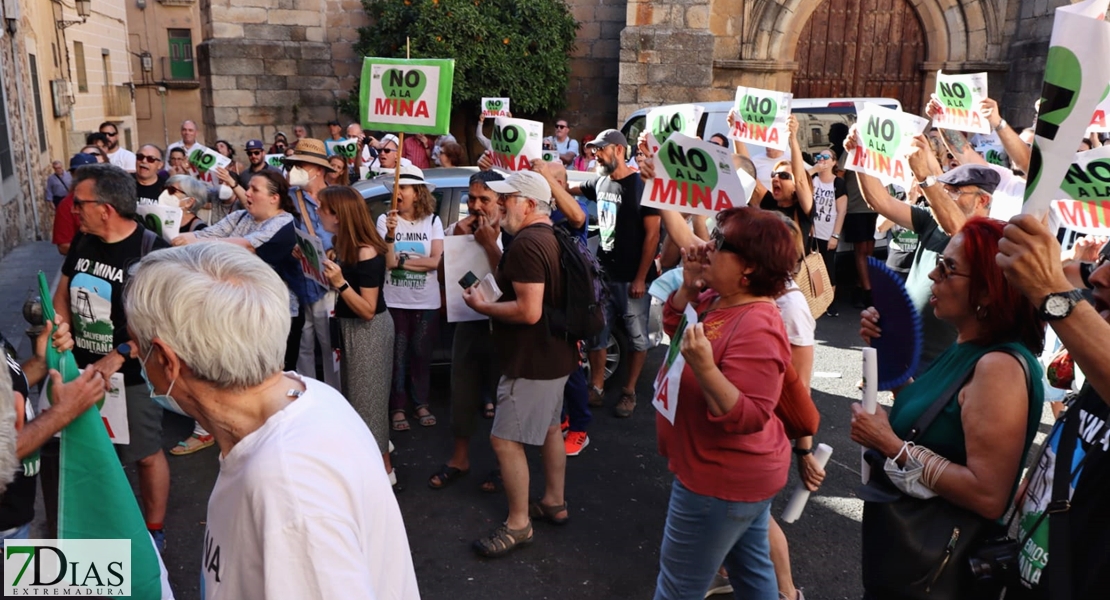 300 personas expresan su “No a la Mina” en las calles de Cáceres