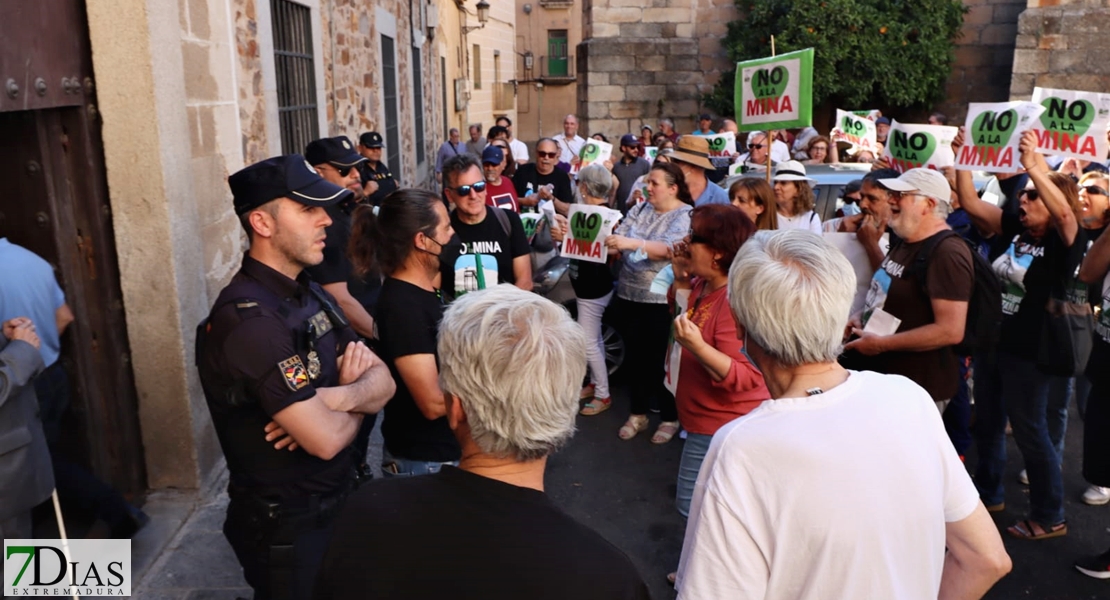 300 personas expresan su “No a la Mina” en las calles de Cáceres