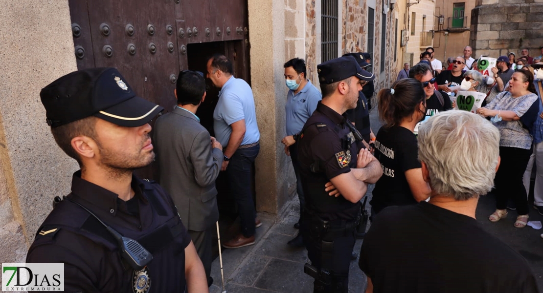 300 personas expresan su “No a la Mina” en las calles de Cáceres