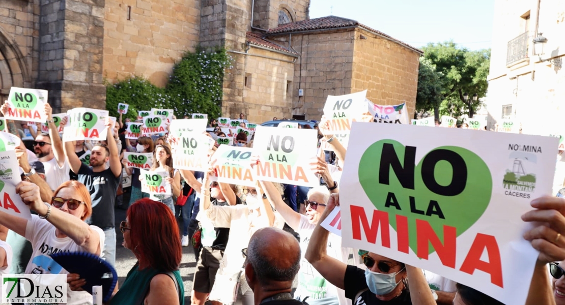 300 personas expresan su “No a la Mina” en las calles de Cáceres