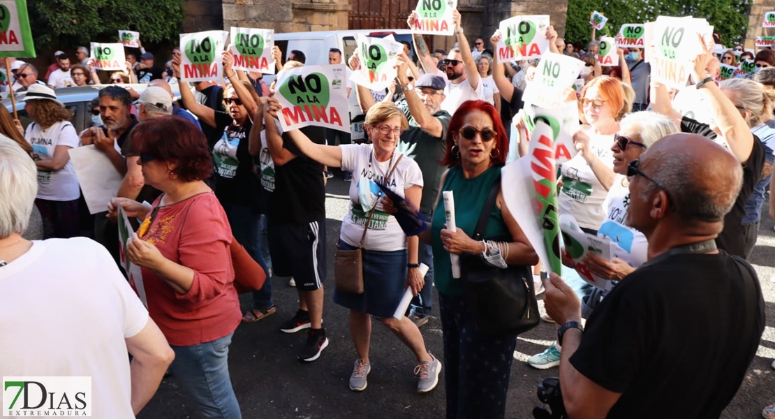 300 personas expresan su “No a la Mina” en las calles de Cáceres