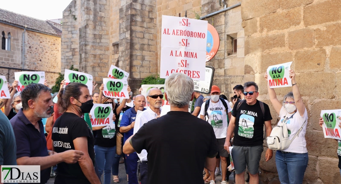 300 personas expresan su “No a la Mina” en las calles de Cáceres