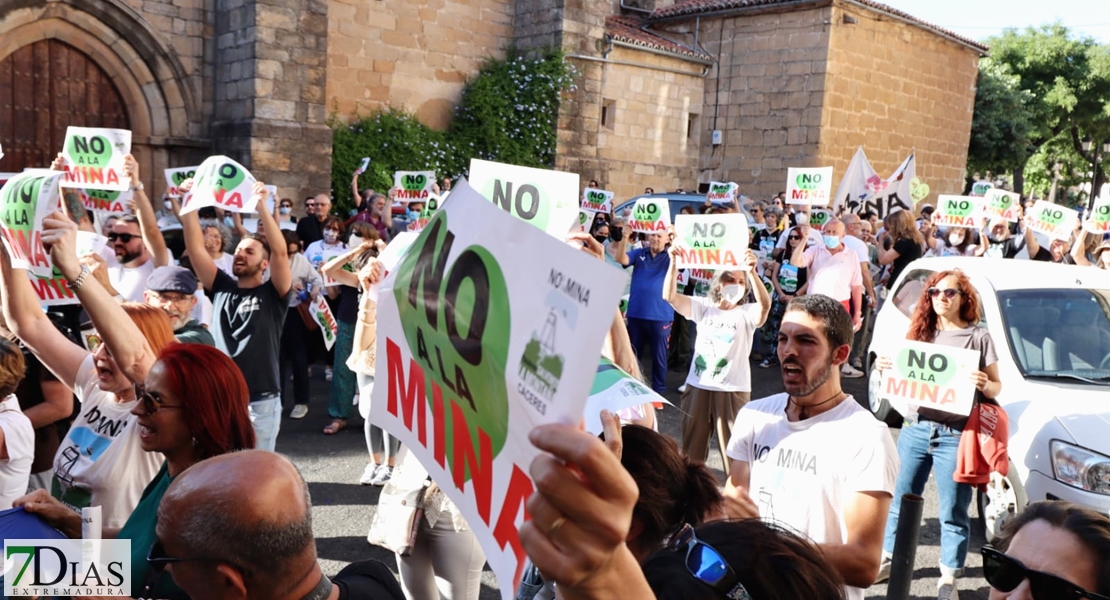 300 personas expresan su “No a la Mina” en las calles de Cáceres