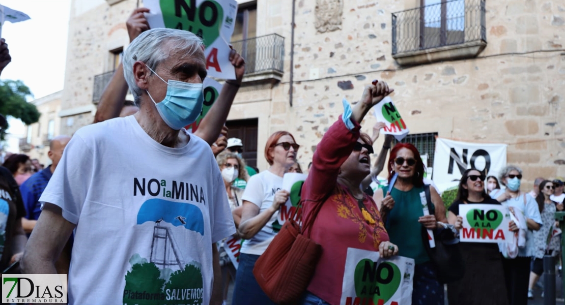 300 personas expresan su “No a la Mina” en las calles de Cáceres