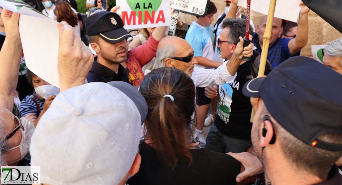 300 personas expresan su “No a la Mina” en las calles de Cáceres