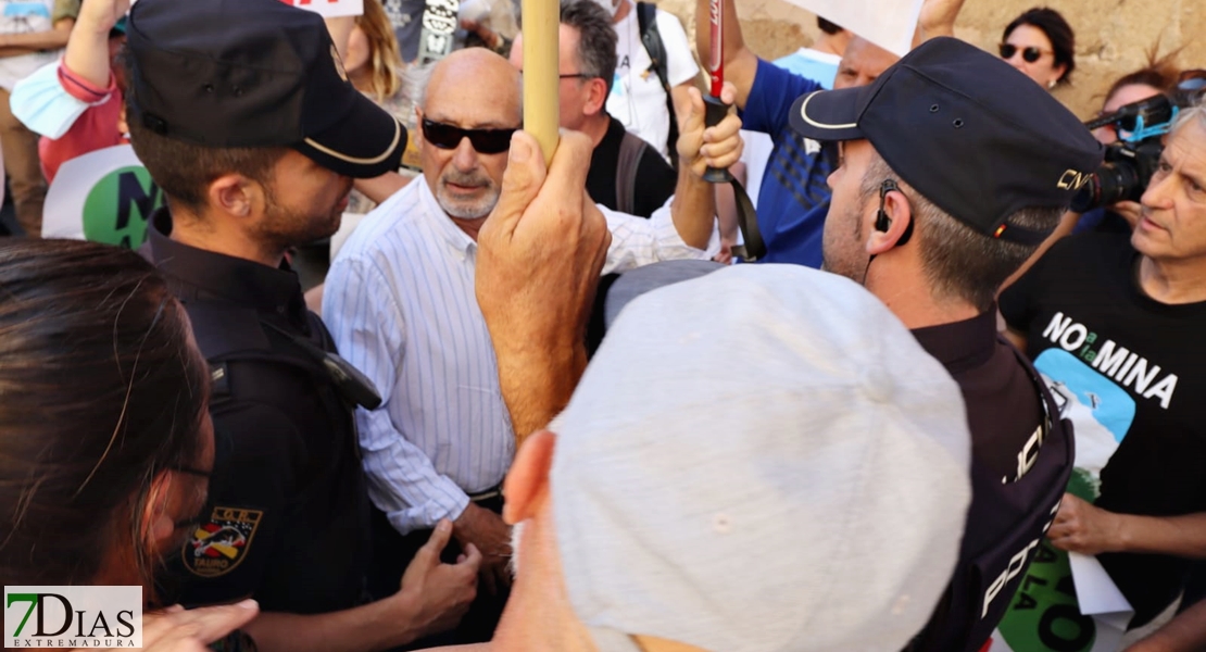 300 personas expresan su “No a la Mina” en las calles de Cáceres